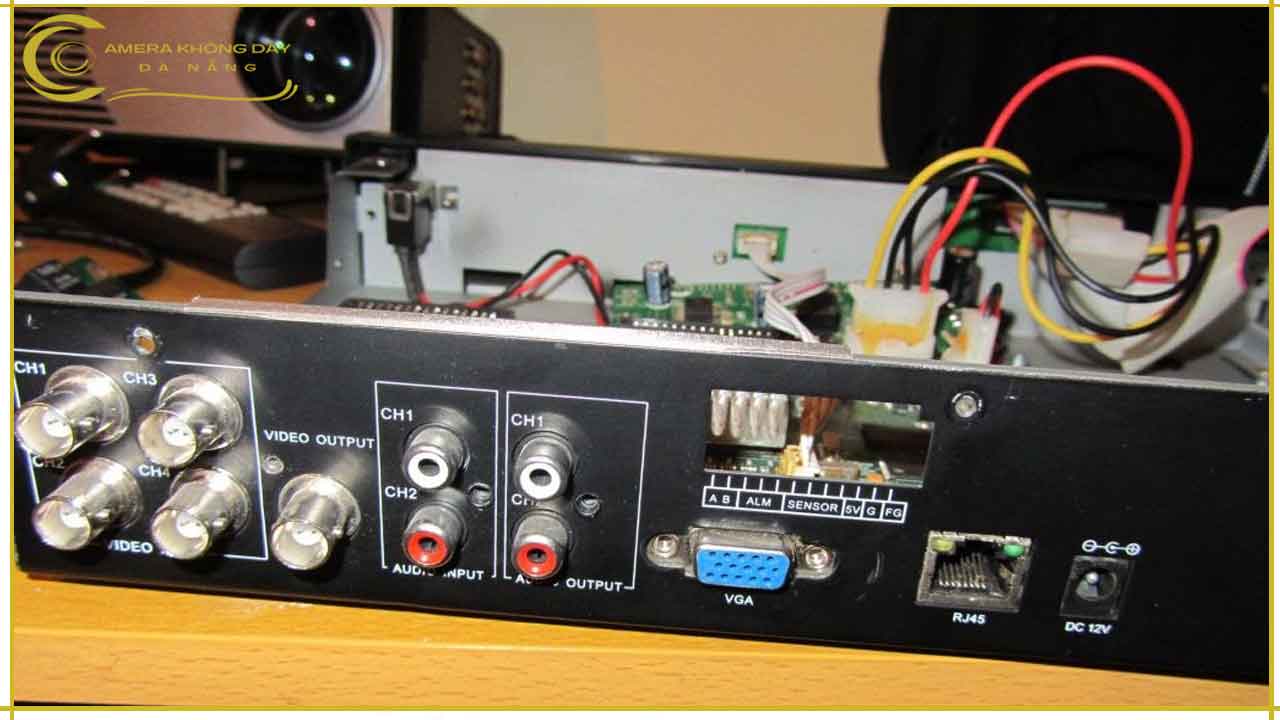 sua-chua-dau-ghi-hinh-camera-tan-noi-gia-re-1